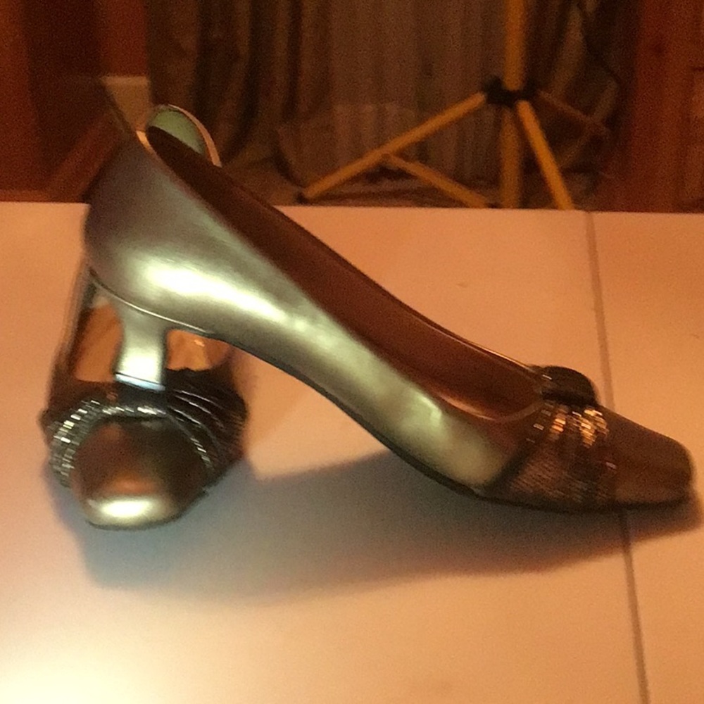 Low heeled pumps